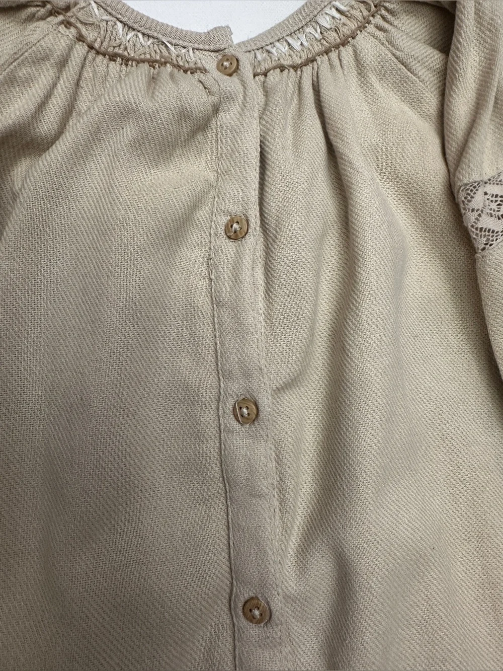 Zara girl’s Embroidered neckline and ruffled hem.  Size 3-4T.